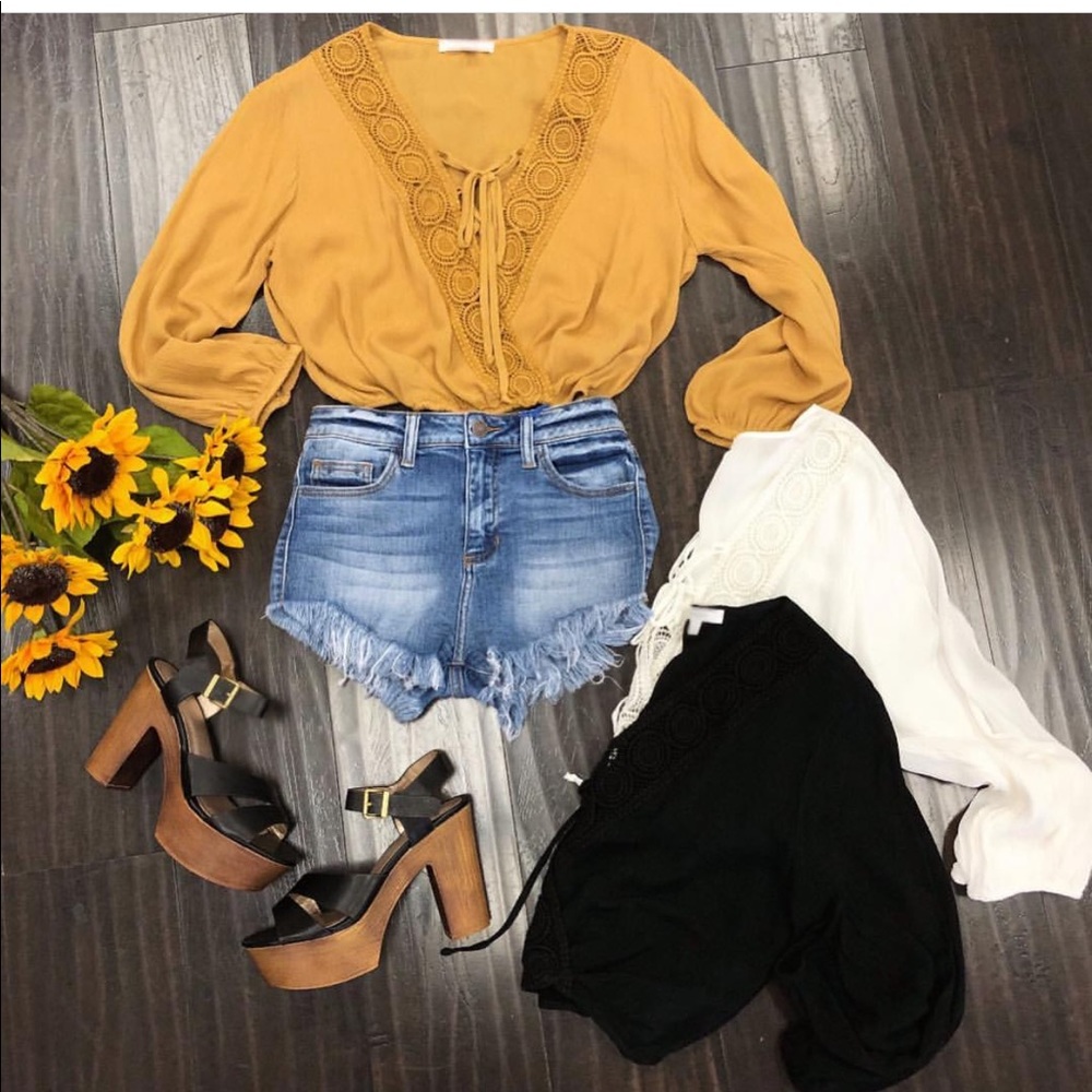 Brand new mustard top! Very flattering! 💛